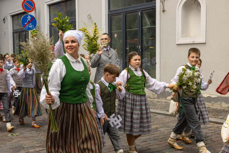 Ropažu novads skolēnu dziesmu svētku gājienā