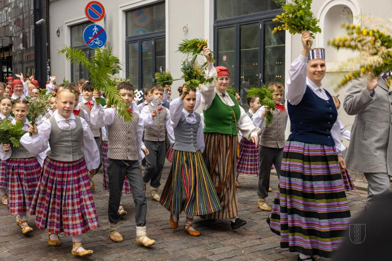 Ropažu novads skolēnu dziesmu svētku gājienā