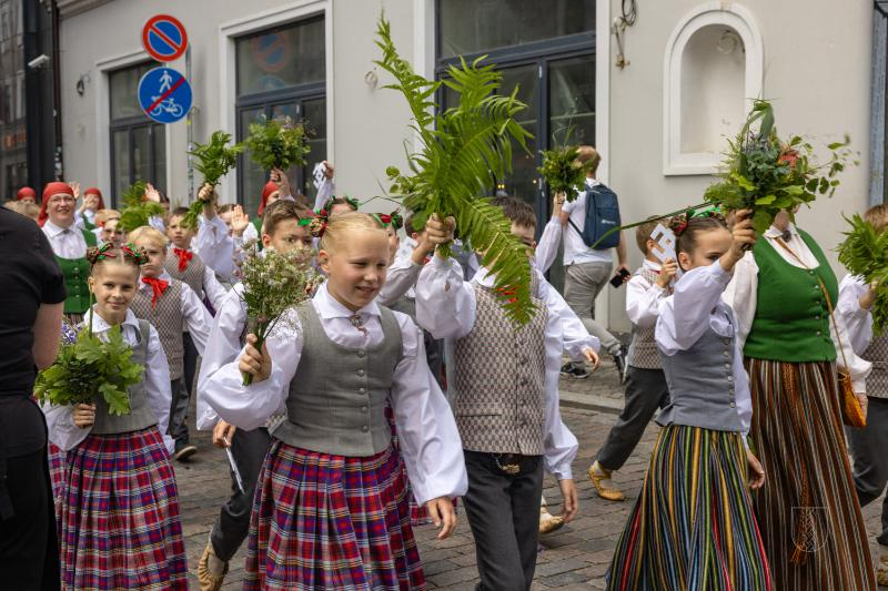 Ropažu novads skolēnu dziesmu svētku gājienā
