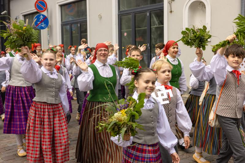 Ropažu novads skolēnu dziesmu svētku gājienā