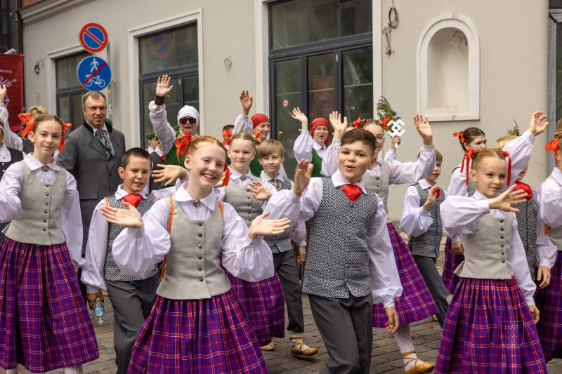 Ropažu novads skolēnu dziesmu svētku gājienā