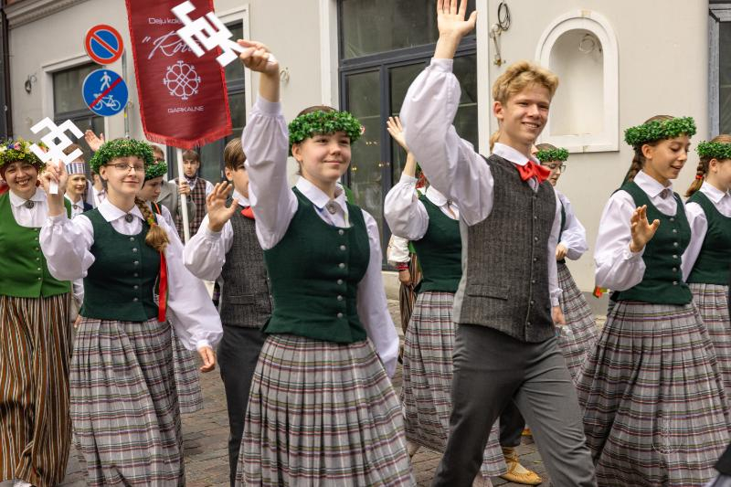 Ropažu novads skolēnu dziesmu svētku gājienā