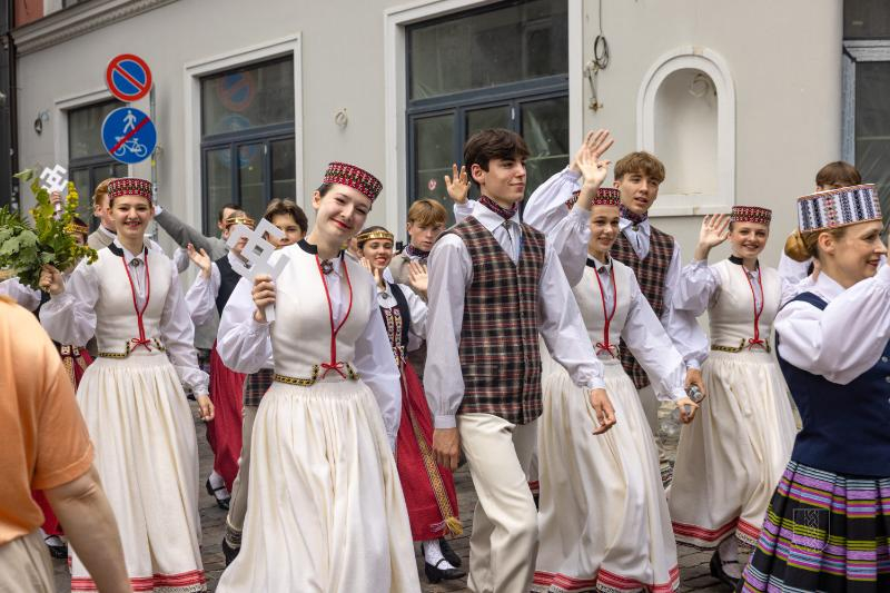 Ropažu novads skolēnu dziesmu svētku gājienā
