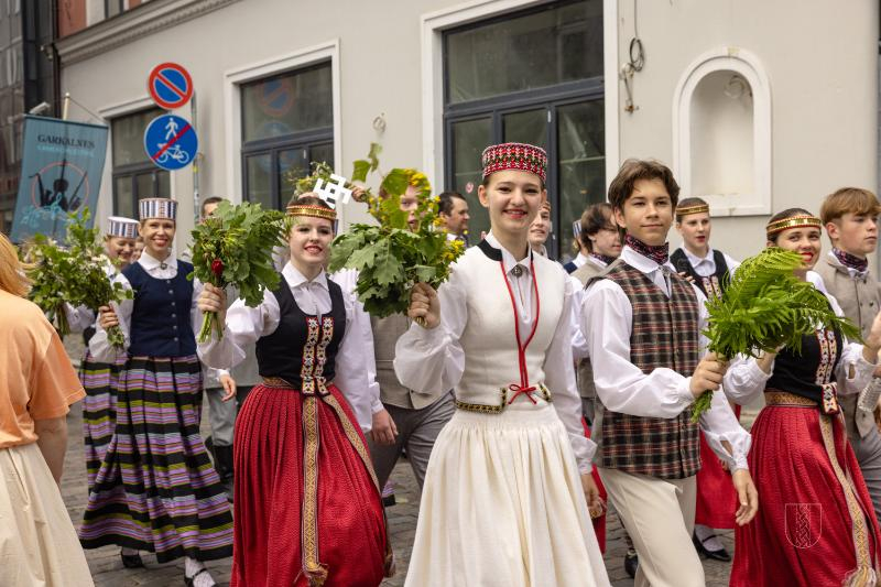 Ropažu novads skolēnu dziesmu svētku gājienā