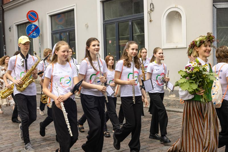 Ropažu novads skolēnu dziesmu svētku gājienā