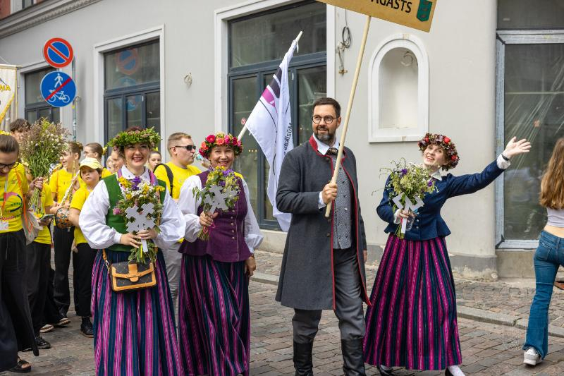 Ropažu novads skolēnu dziesmu svētku gājienā