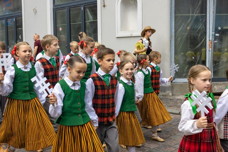 Ropažu novads skolēnu dziesmu svētku gājienā
