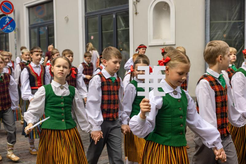 Ropažu novads skolēnu dziesmu svētku gājienā