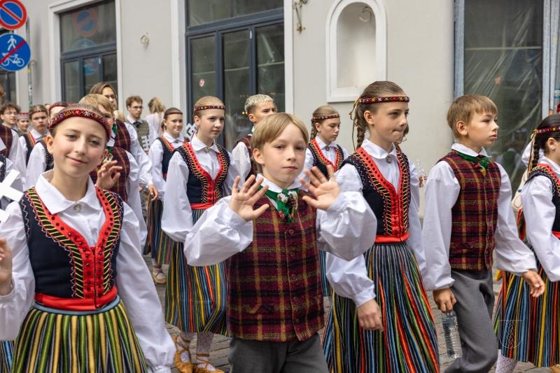 Ropažu novads skolēnu dziesmu svētku gājienā