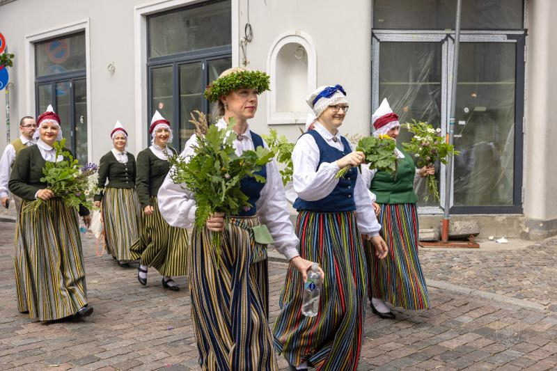 Ropažu novads skolēnu dziesmu svētku gājienā