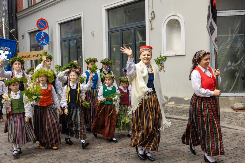 Ropažu novads skolēnu dziesmu svētku gājienā