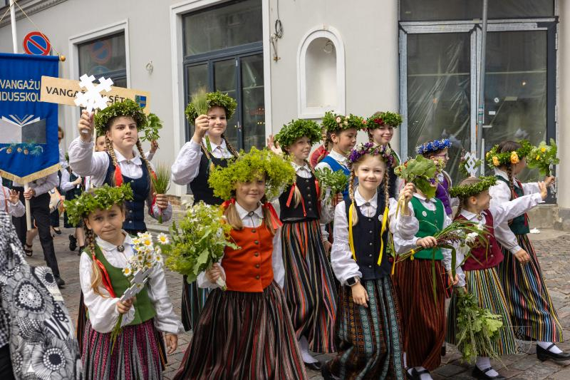Ropažu novads skolēnu dziesmu svētku gājienā