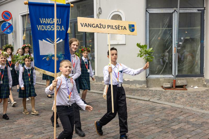 Ropažu novads skolēnu dziesmu svētku gājienā