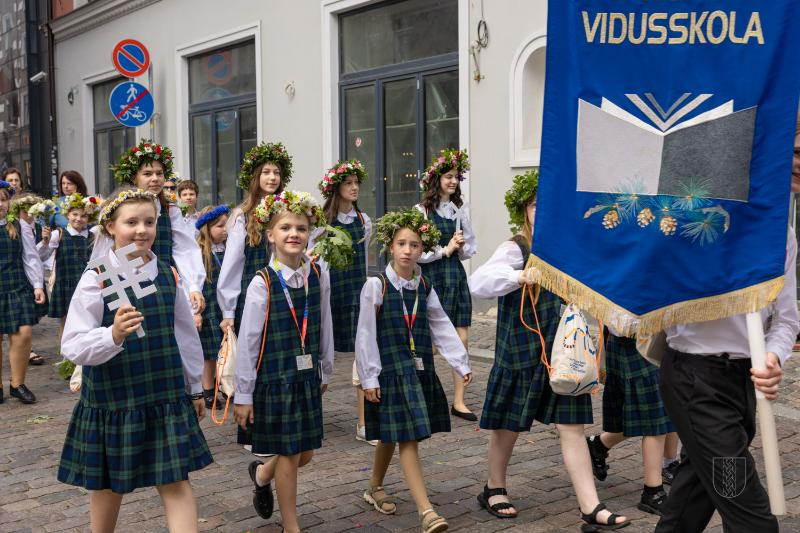 Ropažu novads skolēnu dziesmu svētku gājienā