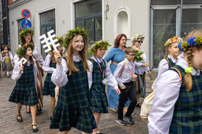 Ropažu novads skolēnu dziesmu svētku gājienā