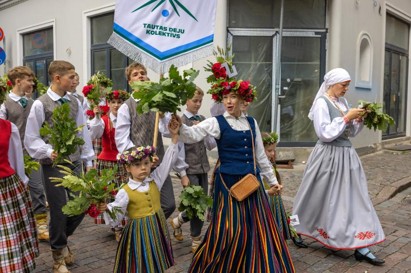 Ropažu novads skolēnu dziesmu svētku gājienā