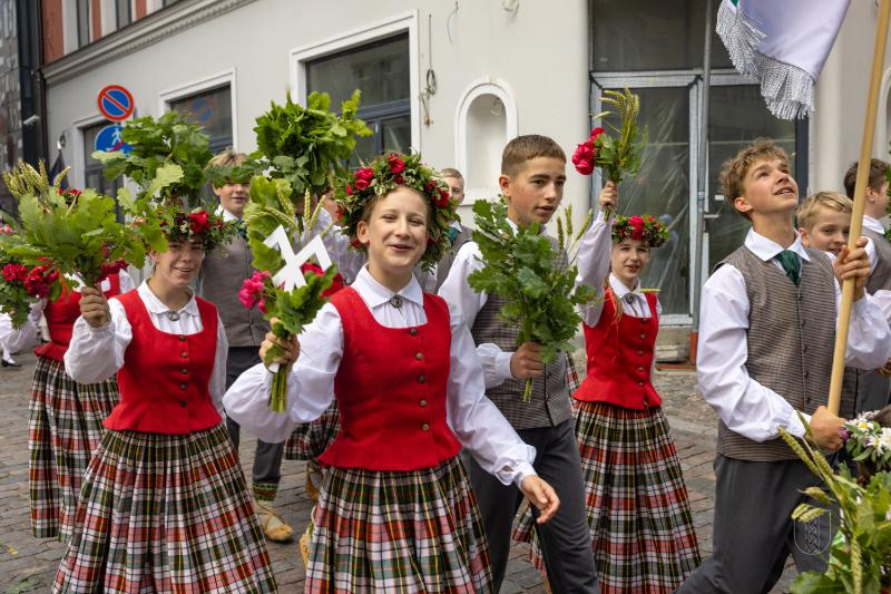 Ropažu novads skolēnu dziesmu svētku gājienā