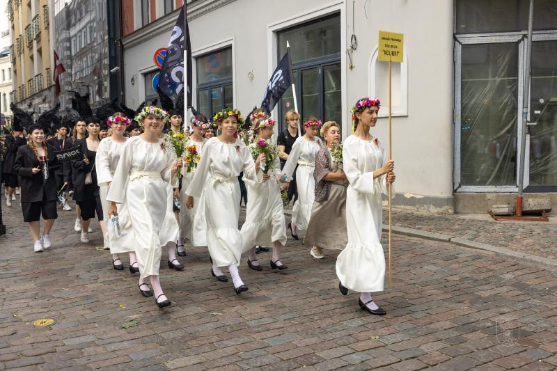Ropažu novads skolēnu dziesmu svētku gājienā