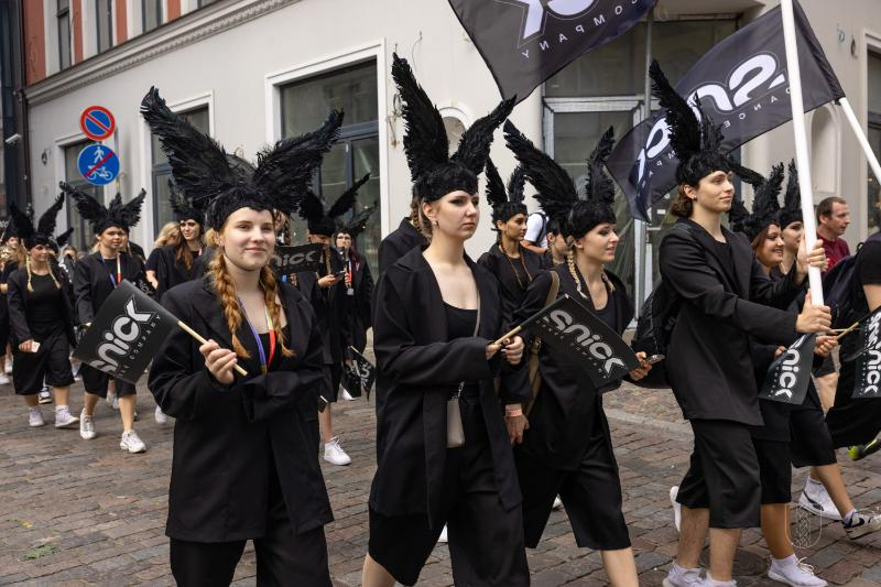 Ropažu novads skolēnu dziesmu svētku gājienā