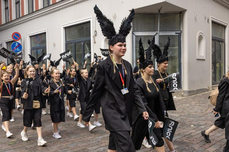 Ropažu novads skolēnu dziesmu svētku gājienā