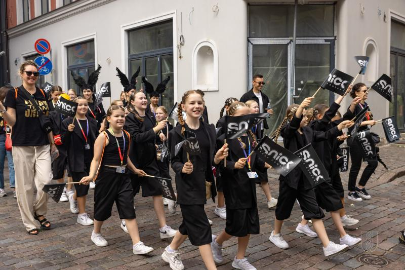 Ropažu novads skolēnu dziesmu svētku gājienā