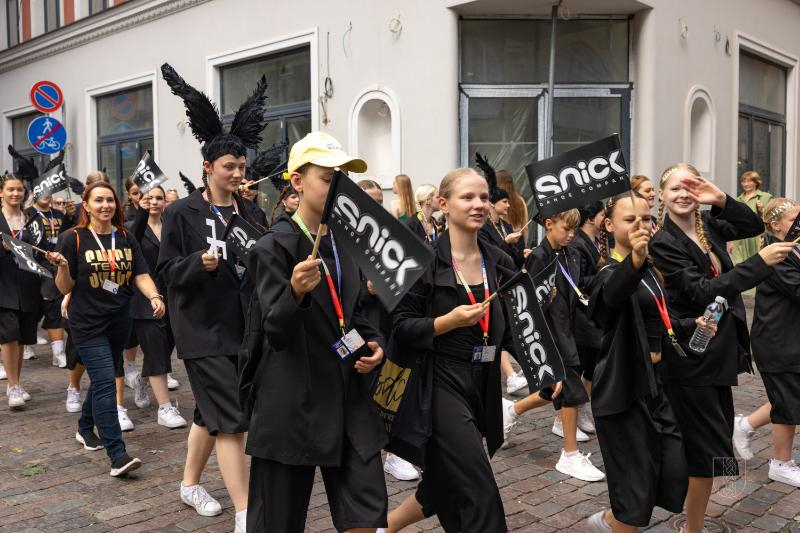 Ropažu novads skolēnu dziesmu svētku gājienā