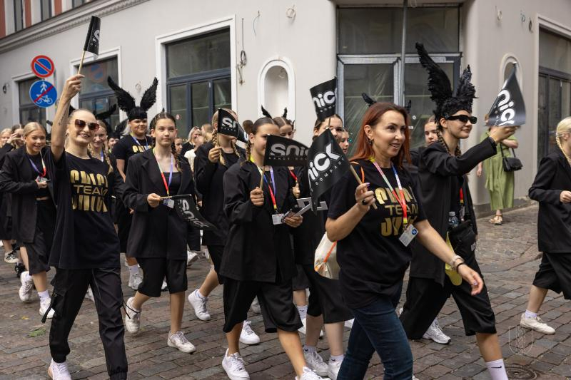 Ropažu novads skolēnu dziesmu svētku gājienā