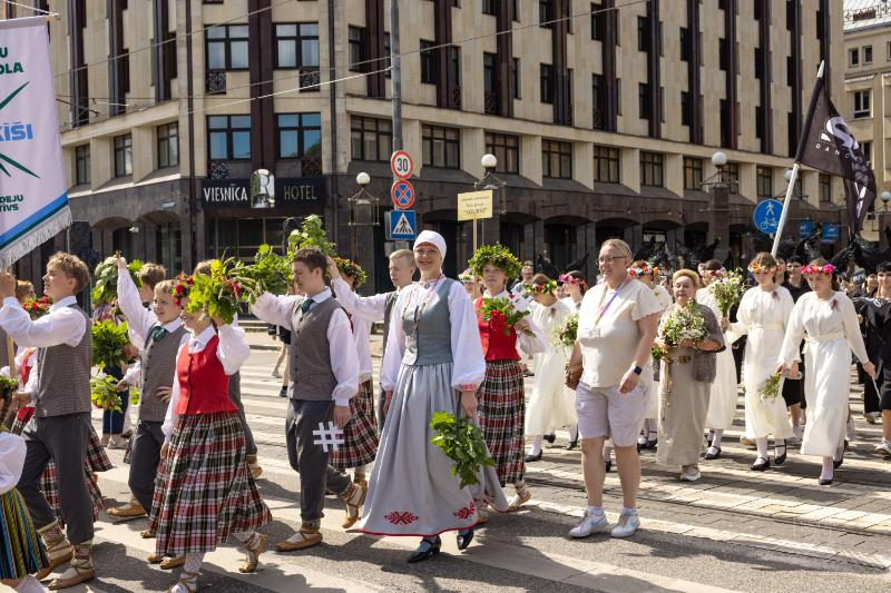 Ropažu novads skolēnu dziesmu svētku gājienā
