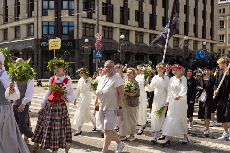 Ropažu novads skolēnu dziesmu svētku gājienā