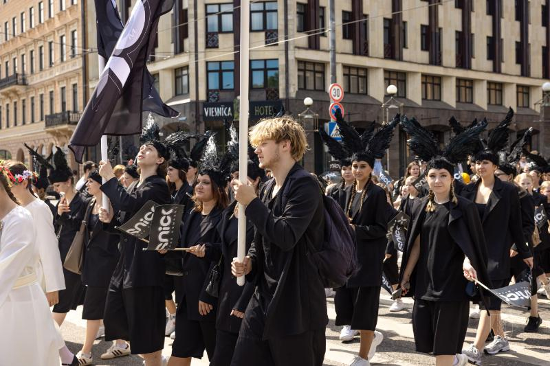 Ropažu novads skolēnu dziesmu svētku gājienā