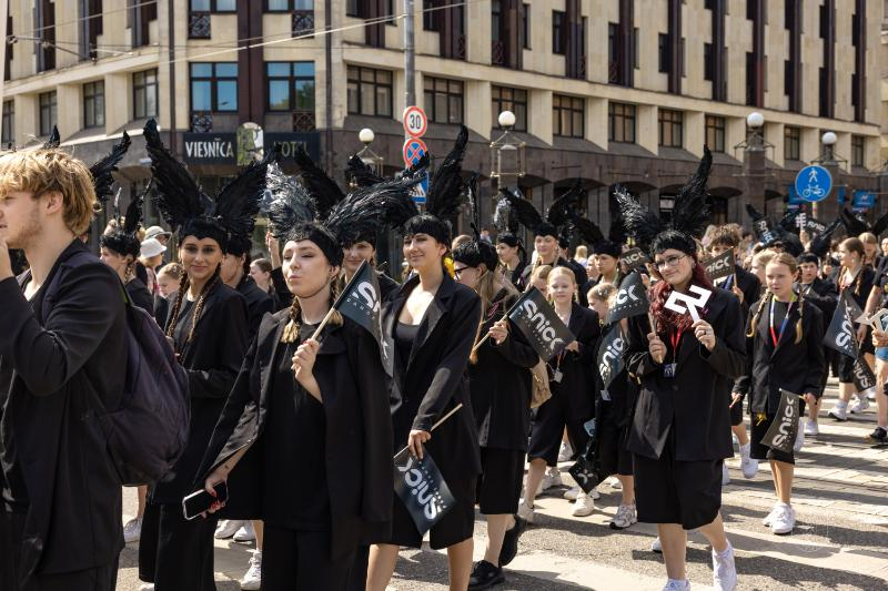 Ropažu novads skolēnu dziesmu svētku gājienā