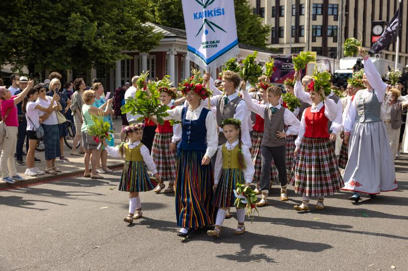 Ropažu novads skolēnu dziesmu svētku gājienā