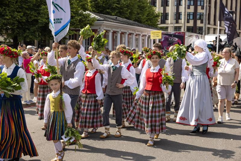 Ropažu novads skolēnu dziesmu svētku gājienā