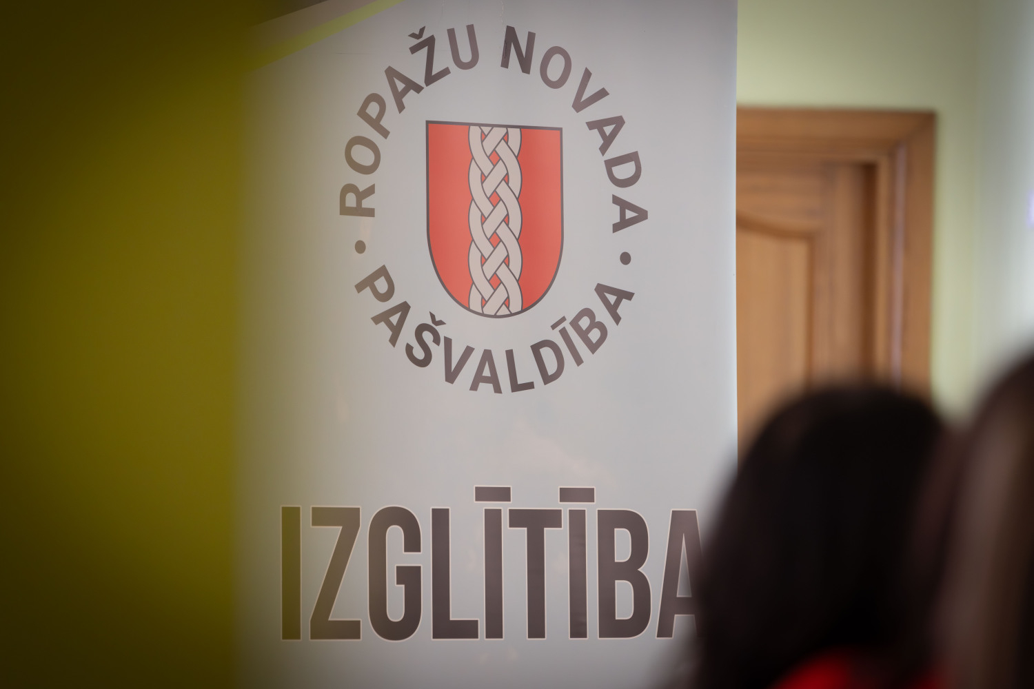 Ropažu novada pedagogu metodiskā diena, baneris ar uzrakstu Ropažu novada pašvaldības IZGLĪTĪBA