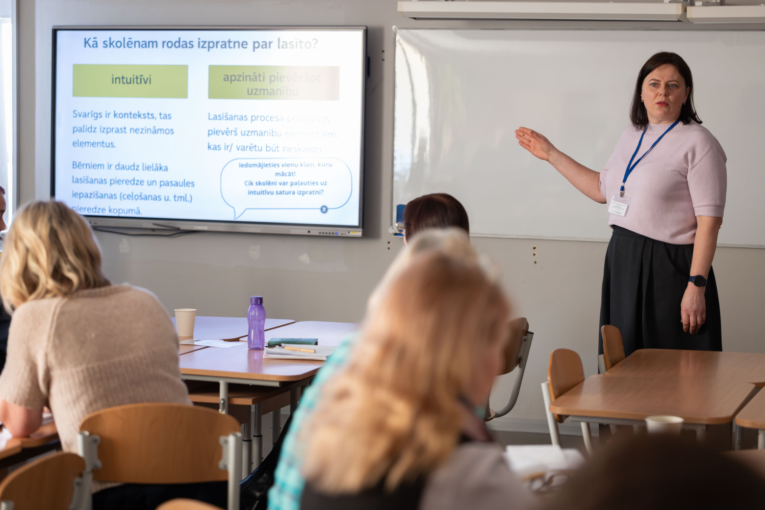 Ropažu novada pedagogu metodiskā diena zālē, runātājs