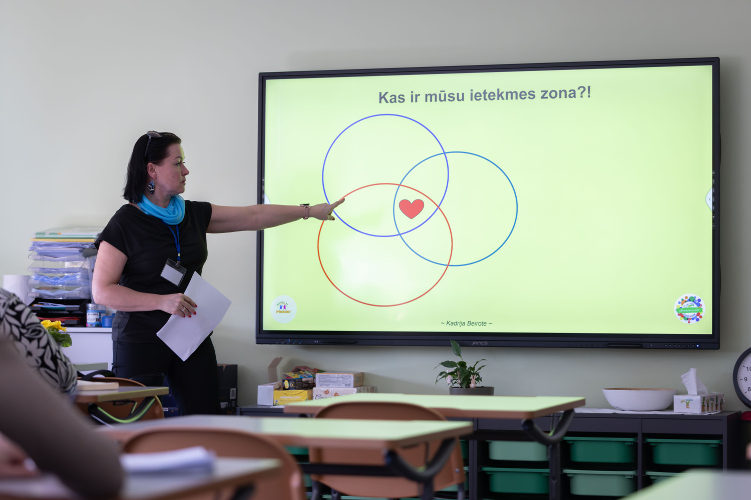 Ropažu novada pedagogu metodiskā diena, klase, runātājs rāda prezentāciju