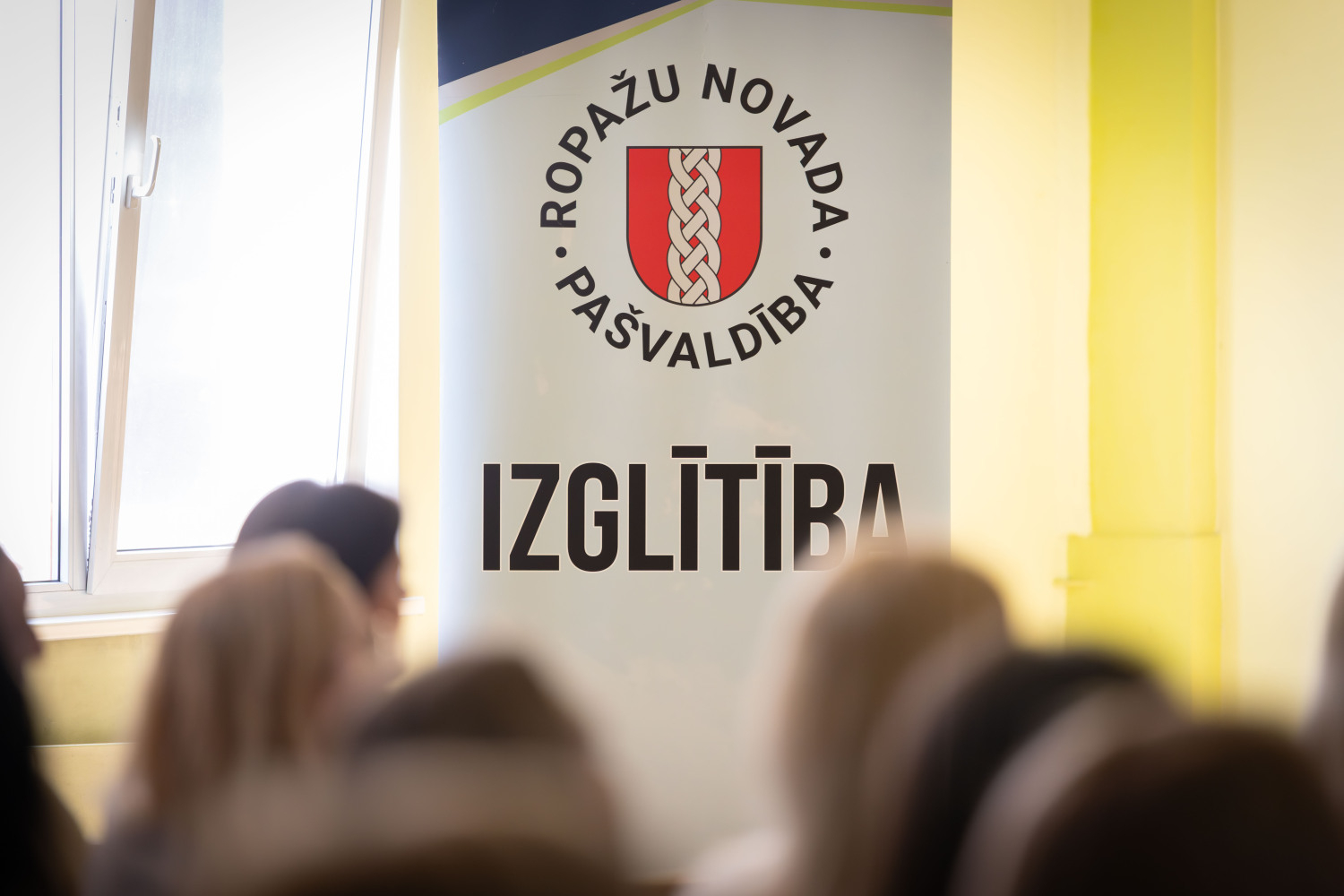 Ropažu novada pedagogu metodiskā diena, baneris ar uzrakstu Ropažu novada pašvaldības IZGLĪTĪBA
