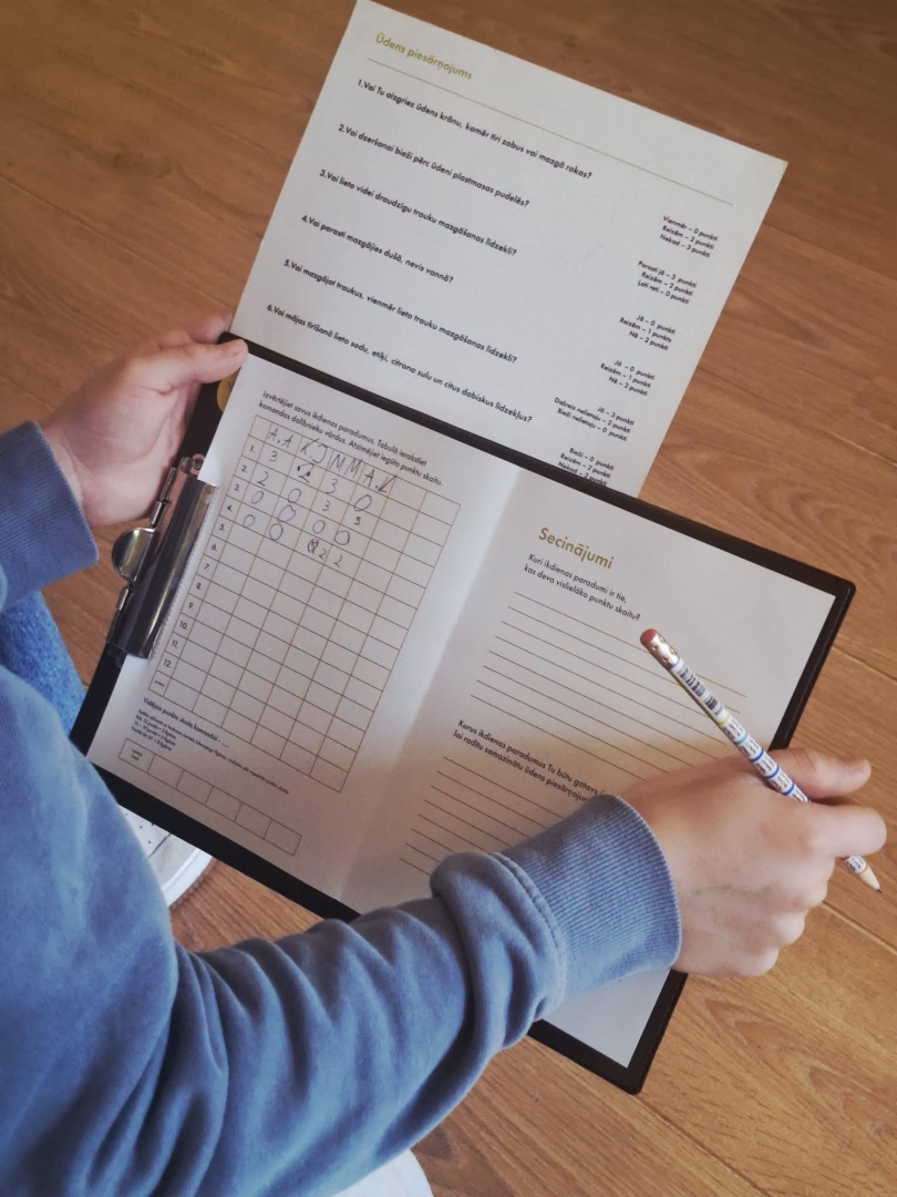 Latvijas Nacionālā dabas muzeja muzejpedagoģiskās izbraukuma nodarbība "Ūdens piesārņojums", afiša