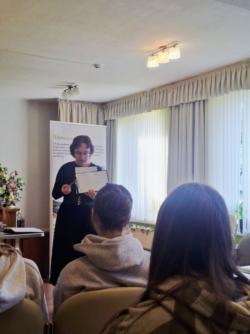 Latvijas Nacionālā dabas muzeja muzejpedagoģiskās izbraukuma nodarbība "Ūdens piesārņojums", afiša