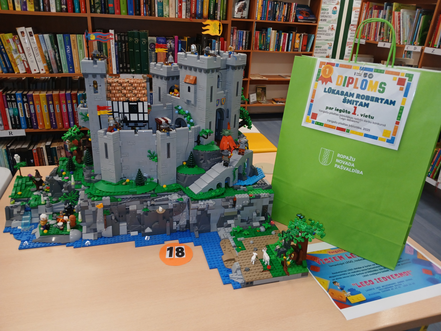 zaļš maisiņš ar lego