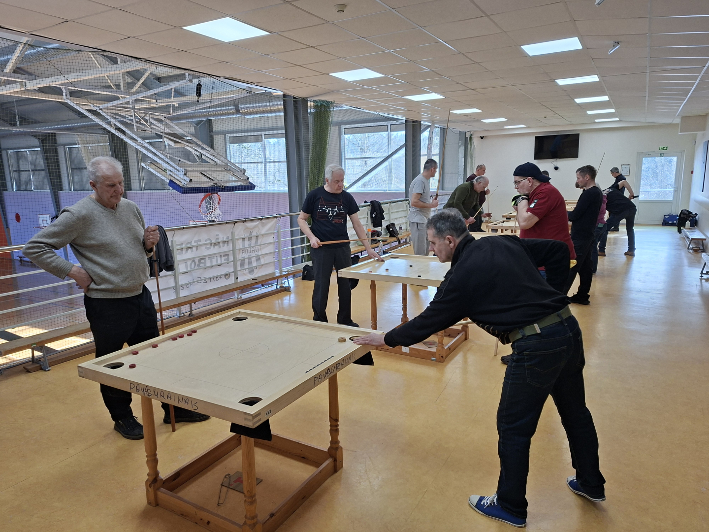 Ropažu pagasta atklātais novusa vienspēļu trešā posma turnīrs, dalībnieki mača laikā