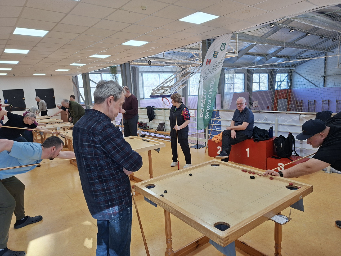 Ropažu pagasta atklātais novusa vienspēļu trešā posma turnīrs, dalībnieki mača laikā