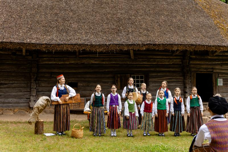 Folkloras kopu programma "Dindaru, dandaru, radu novadu rakstus"