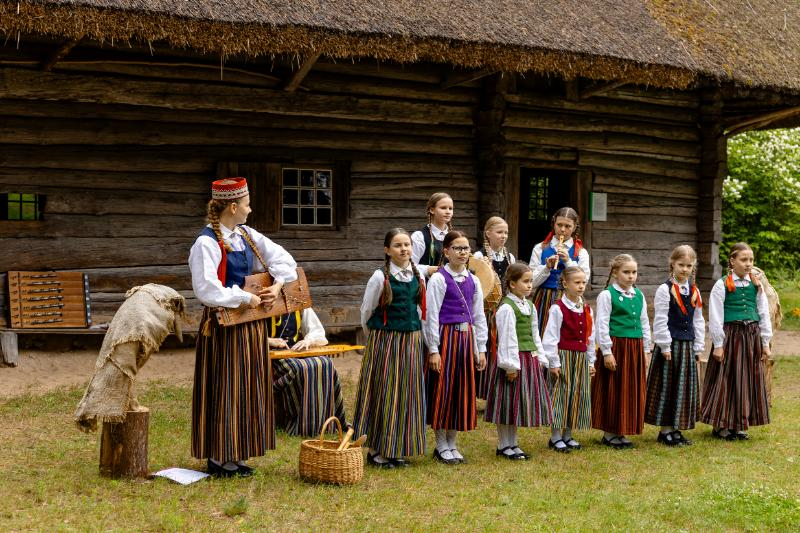 Folkloras kopu programma "Dindaru, dandaru, radu novadu rakstus"
