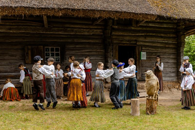 Folkloras kopu programma "Dindaru, dandaru, radu novadu rakstus"