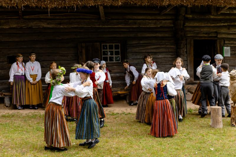 Folkloras kopu programma "Dindaru, dandaru, radu novadu rakstus"