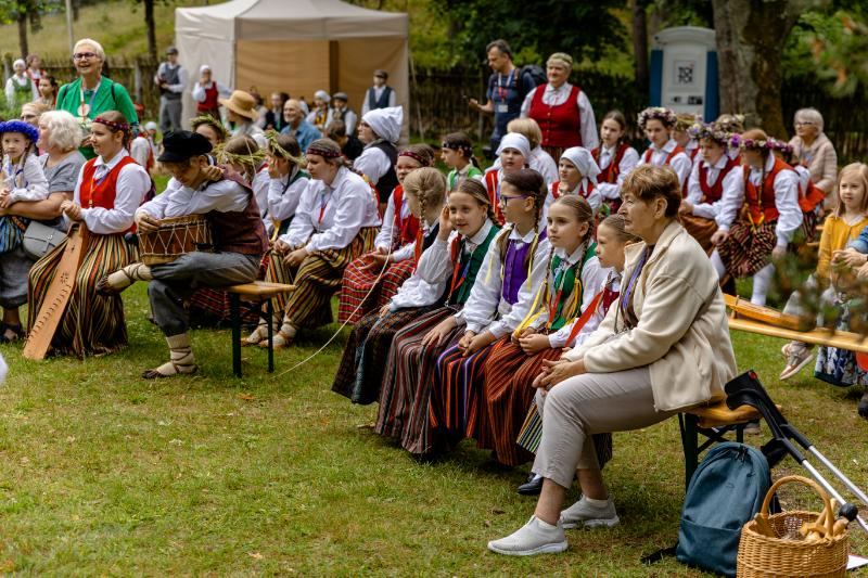 Folkloras kopu programma "Dindaru, dandaru, radu novadu rakstus"