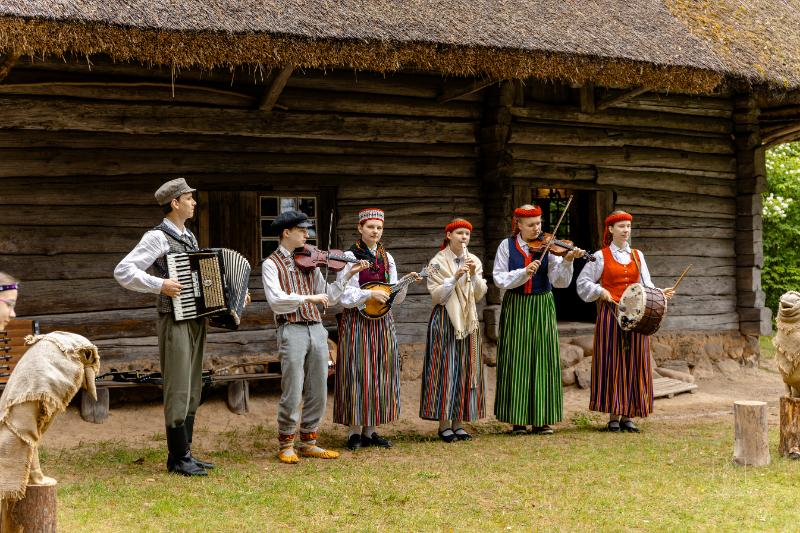 Folkloras kopu programma "Dindaru, dandaru, radu novadu rakstus"