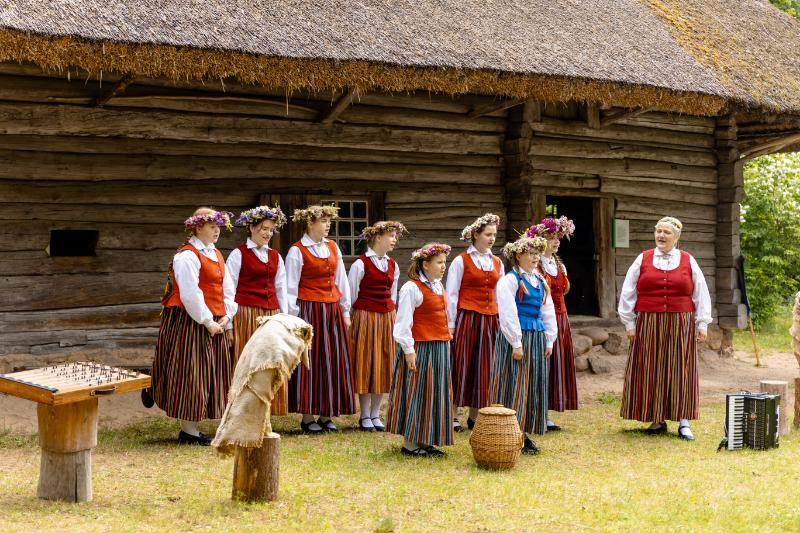 Folkloras kopu programma "Dindaru, dandaru, radu novadu rakstus"