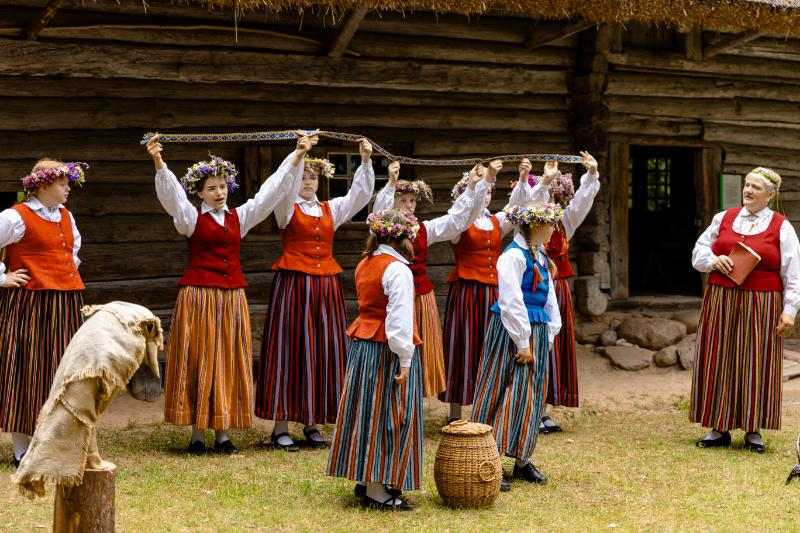 Folkloras kopu programma "Dindaru, dandaru, radu novadu rakstus"